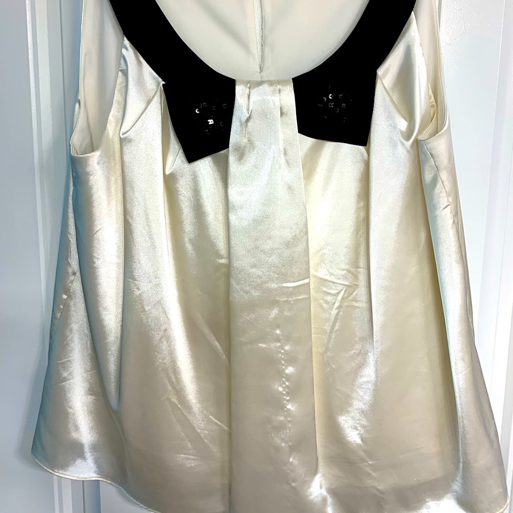 Roz & Ali XL cream cans black sleeveless top with black sequin bow